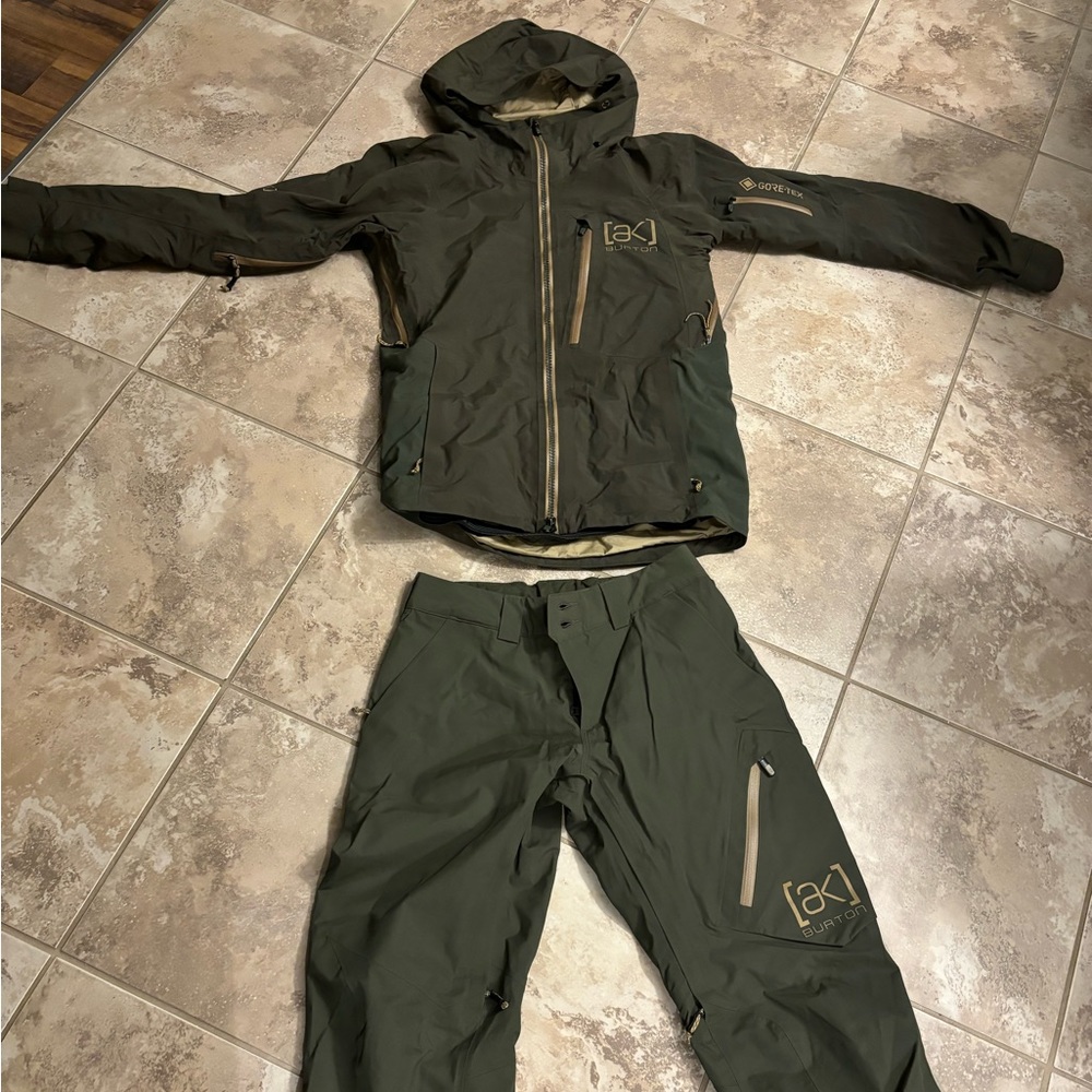 Burton Goretex jacket & pants. Called Burton AL Goretex cyclic in Forest Night